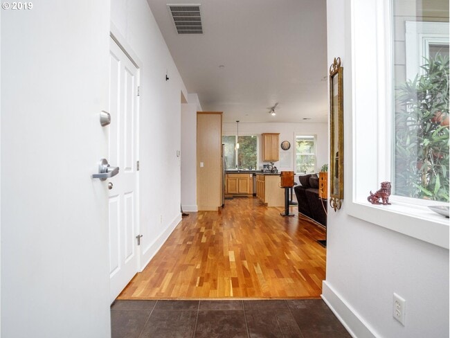 Foto del edificio - NorthWest/Nob Hill Condo 3Bd/2Ba ~ Washer/Dryer In Unit, Assigned Covered Parking,  Close to Shop...