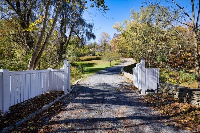 Foto del edificio - 356 Rossway Rd