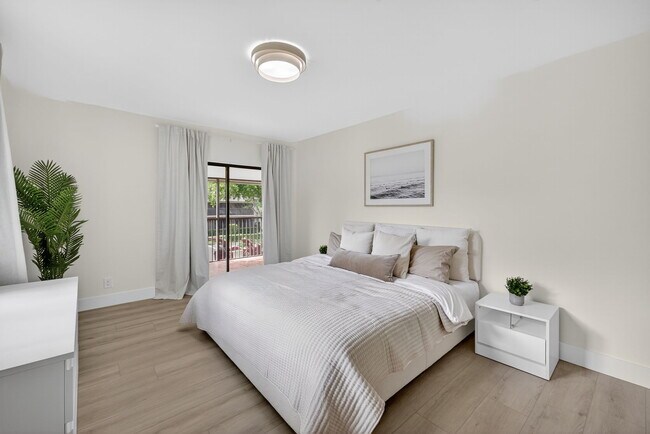 Dormitorio principal con cama king - 261 Deer Creek Blvd