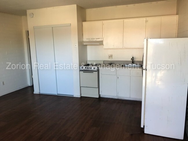 Building Photo - 3055 N. Tyndall Avenue #5