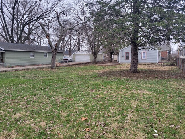 Building Photo - Spacious Charm with Modern Touches: 3 Bed ...