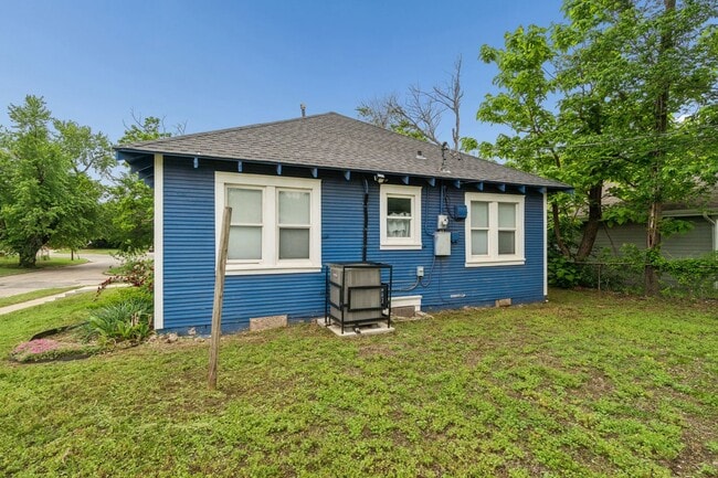 Building Photo - Charming 3-Bedroom Home with Modern Finishes and Inviting Patio!