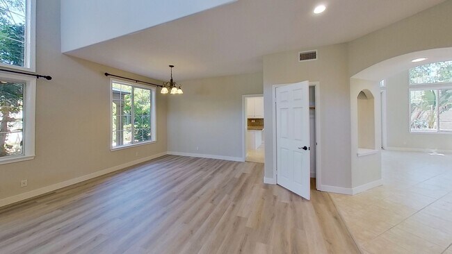 Foto del edificio - Spectacular and Spacious 4 Bed / 3 Bath Sa...