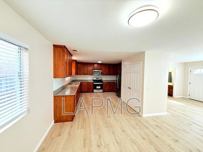 Building Photo - 762 W 21st St