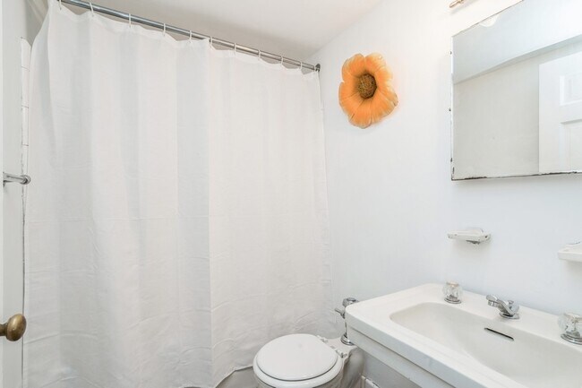 Bathroom - 31 Palmer Sq W
