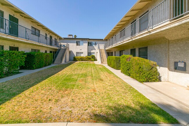 Foto del edificio - 12717 Vanowen St