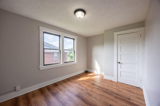Building Photo - 1037 N 6th St