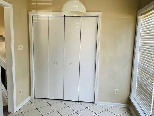 Building Photo - 3 Bed/2 Bath-Close to Northern Blvd