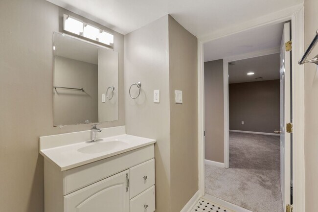 Foto del edificio - Move-In Ready Cape Cod with 3 Finished Levels & Huge Backyard