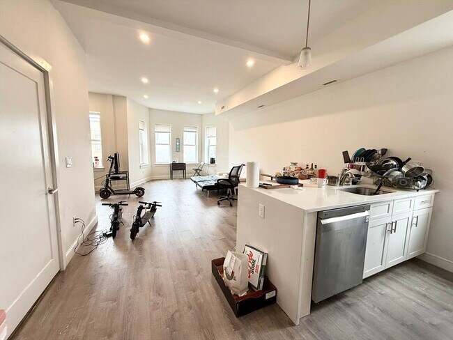 Foto del edificio - 301-305-305 Dudley St