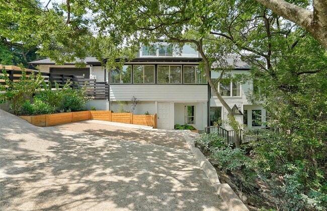 Foto del edificio - 8804 Mountain Ridge Dr