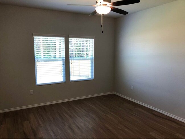 Building Photo - 4 Bedroom in Hallsville