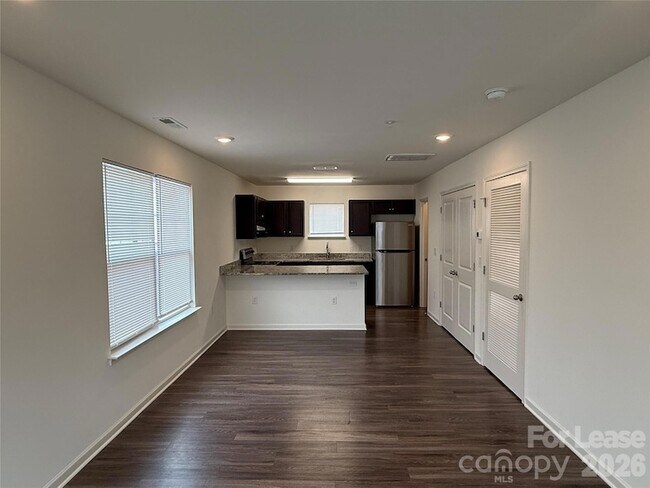 Foto del edificio - 2021 Oakdale Rd