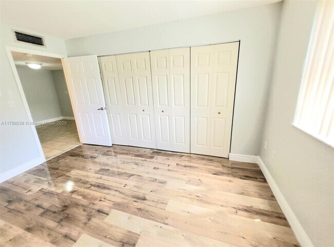 Foto del edificio - 7130 NW 179th St