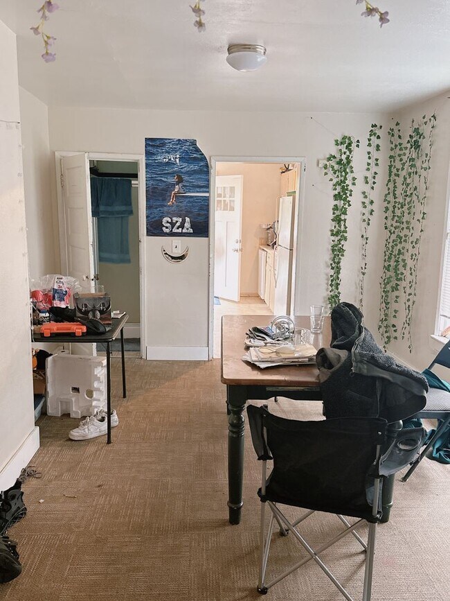 Foto del edificio - PRELEASING:  5 bdrm/3 bath on High Street!