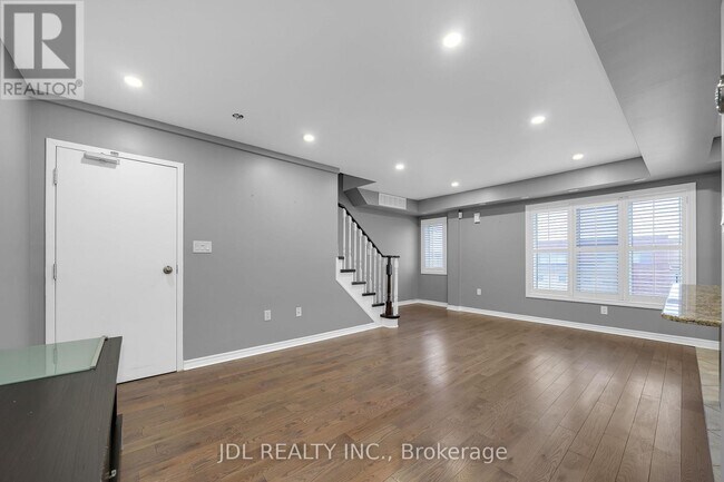 Photo du bâtiment - 2081 Bur Oak Ave