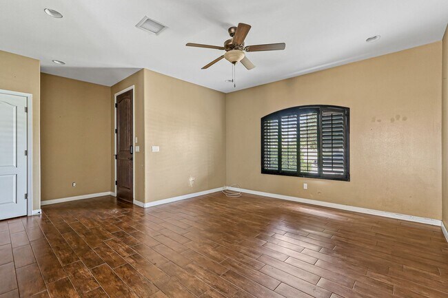 Foto del edificio - ELEGANT EASTSIDE HOME FOR RENT