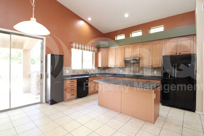 Foto del edificio - 2290 W Maplewood St