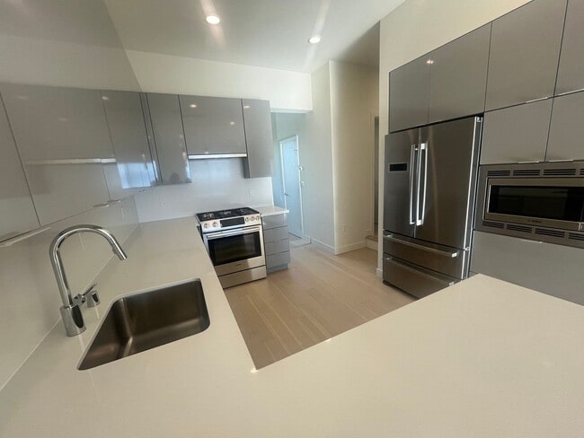 Building Photo - Brand New Three Bedroom Townhouse