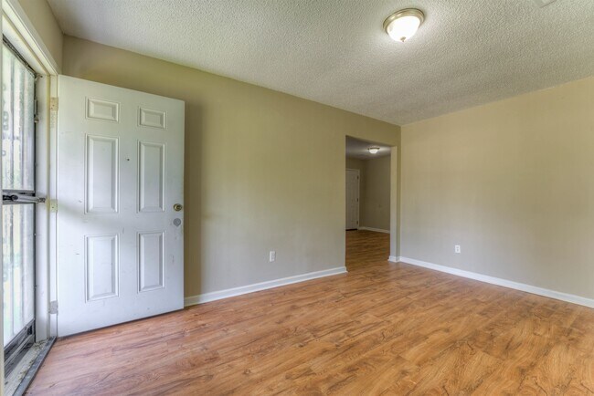 Building Photo - 1032 Lagrange Ave