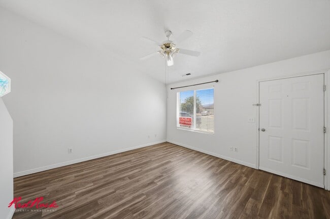Building Photo - Spacious 3 Bedroom Townhome