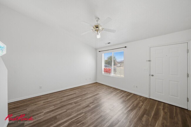 Foto del edificio - Spacious 3 Bedroom Townhome