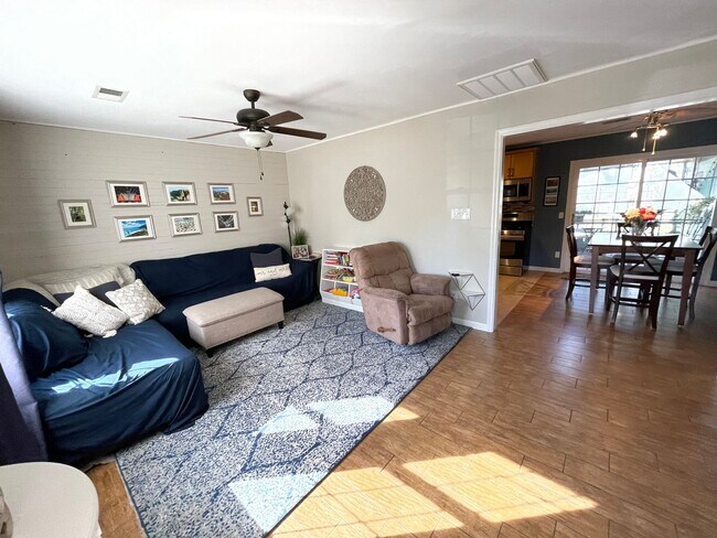 Foto del edificio - Fall in love with this 4 bedroom/ 2 bathroom single family home!