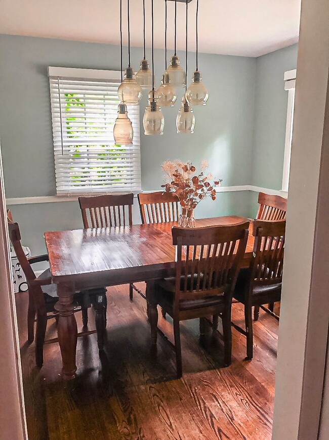 Building Photo - Gorgeous 4 Bed 2 Bath Single Family Home W...