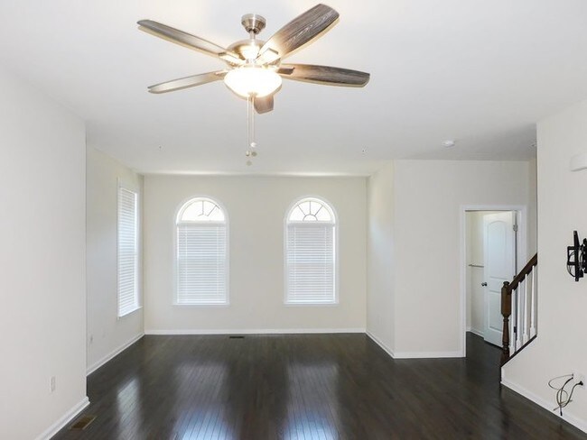 Building Photo - Pet Friendly 3 Story Townhouse with Garage