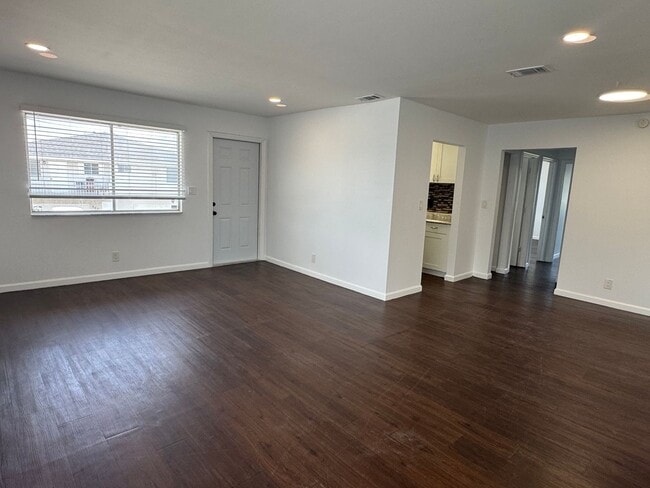 Building Photo - Top Floor 2 BR - Private Balcony + Garage ...