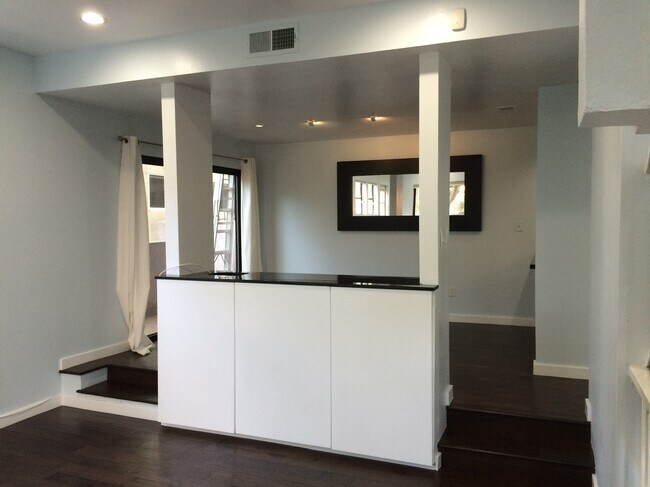 Building Photo - 1814 Thayer Ave, Unit #1