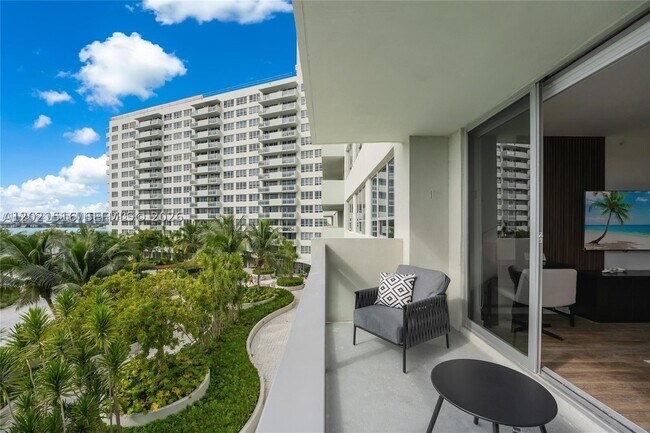 Foto del edificio - 1500 Bay Dr E