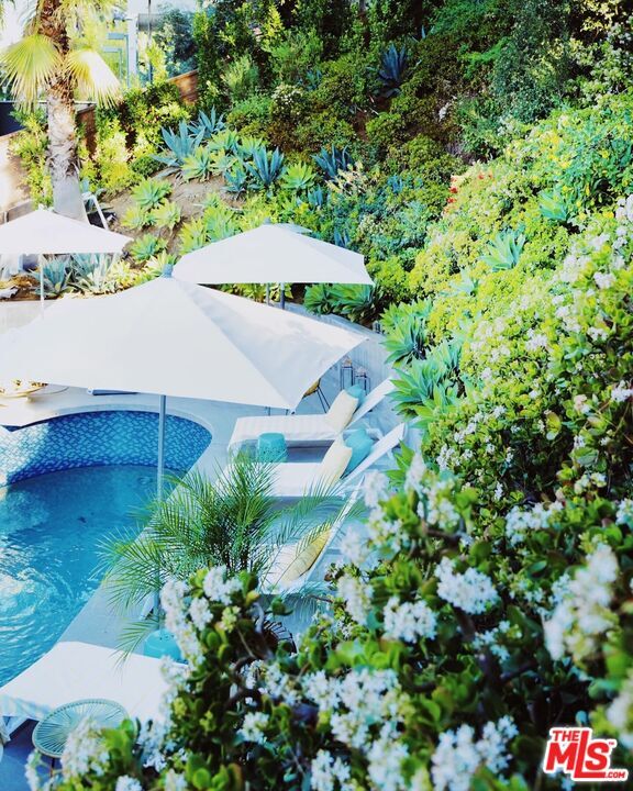 Foto del edificio - 2180 Coldwater Canyon Dr