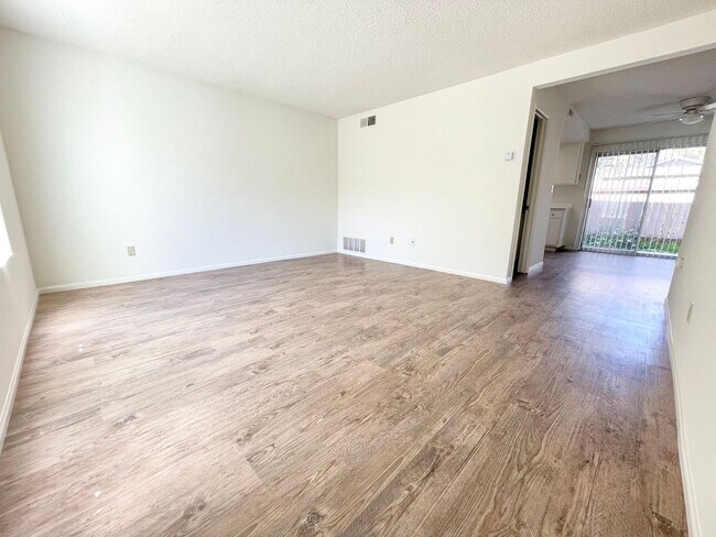 Building Photo - Fire Mountain Townhome with Garage!