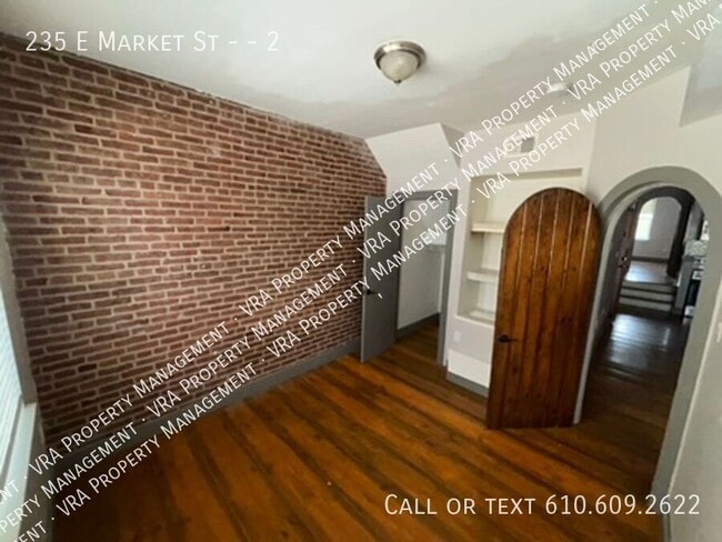 Foto del edificio - 235 E Market St