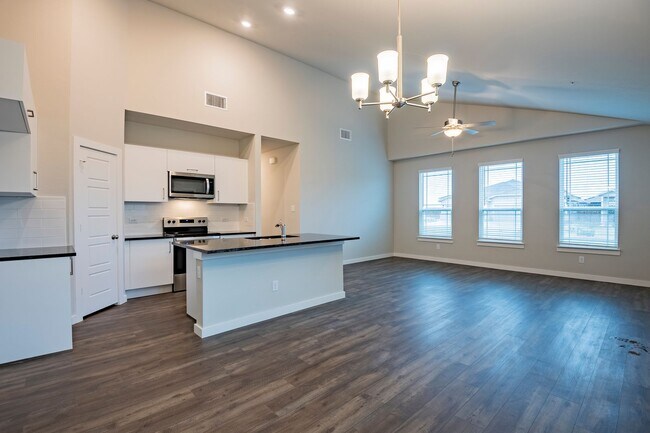 Foto del edificio - COMING SOON! GORGEOUS 3 BEDROOM FOUR PLEX ...