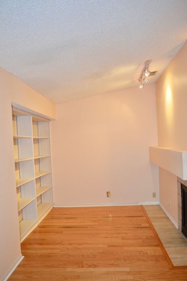 Foto del edificio - Beautiful and spacious 3 bed 2 bath.