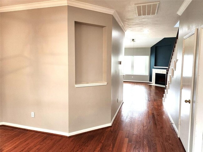 Building Photo - 3131 Signal Hill Dr