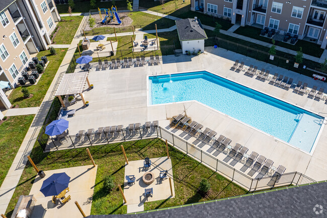 Piscina, brasero, parrillas y área de juegos infantiles - Lakeside Gardens