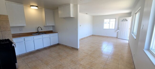 Building Photo - Oxnard 3+2 home with 2-car garage $2800