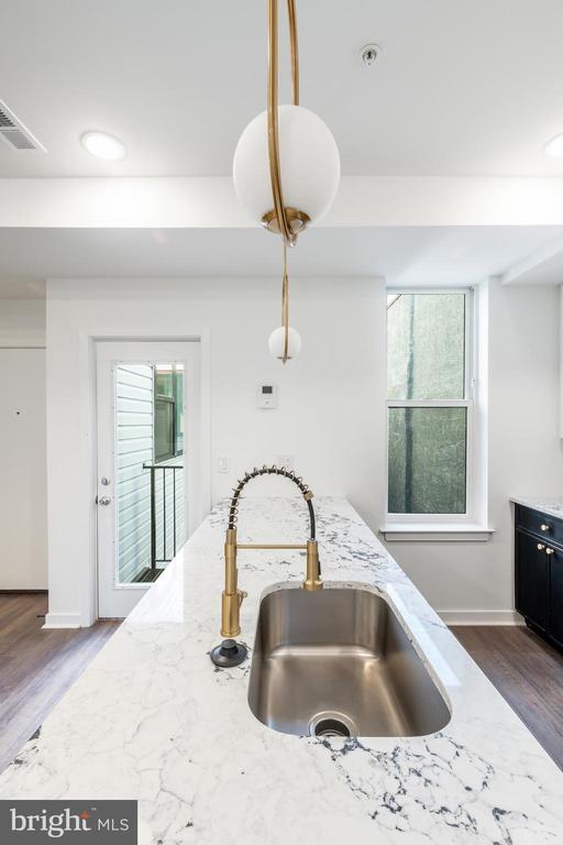 Foto del edificio - 608 S American St