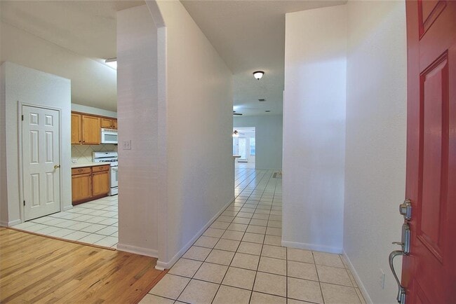 Building Photo - 120 Greenside Ln