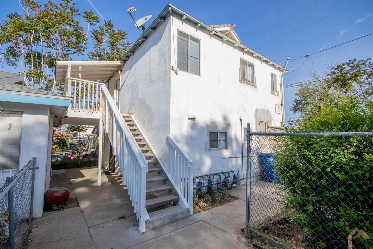 110 E Roberts Ln, Bakersfield, CA 93308 Apartments in Bakersfield, CA