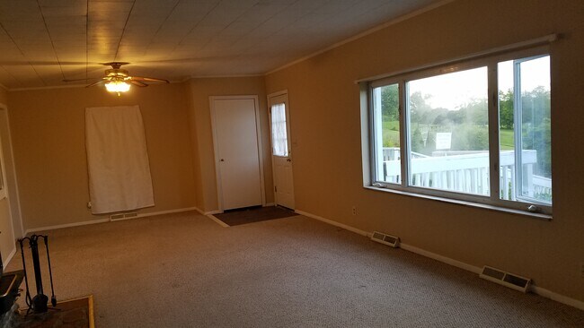 Living Room - 8732 Taylor Hill Rd