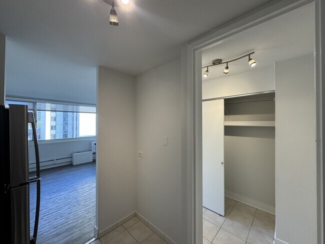 Building Photo - 1349 N Dearborn St