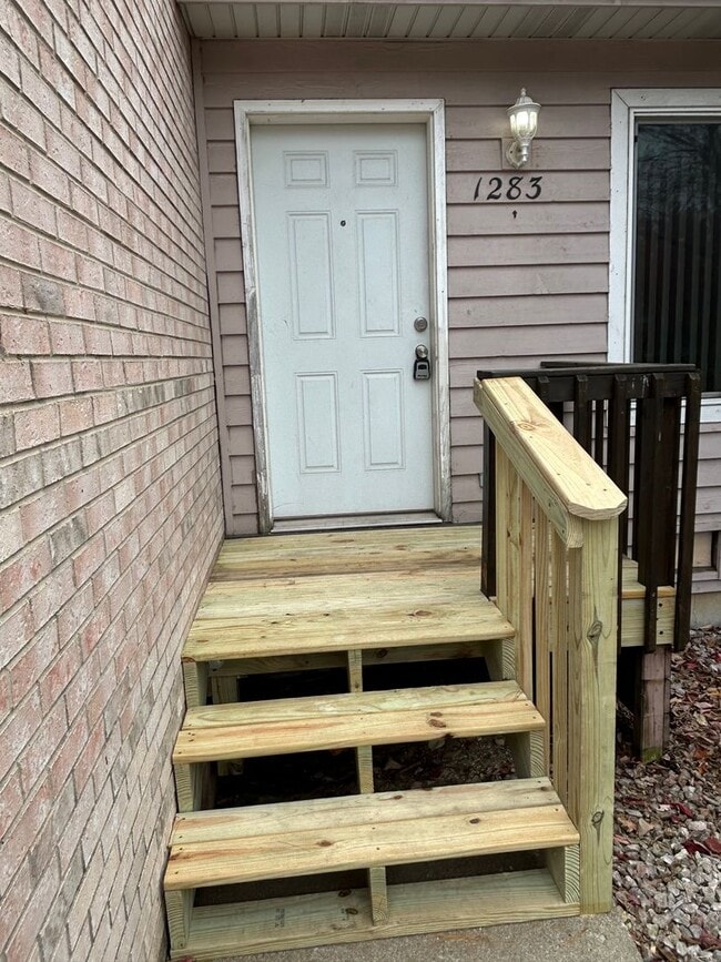 Building Photo - 2 bedroom, 1.5 bath Townhouse