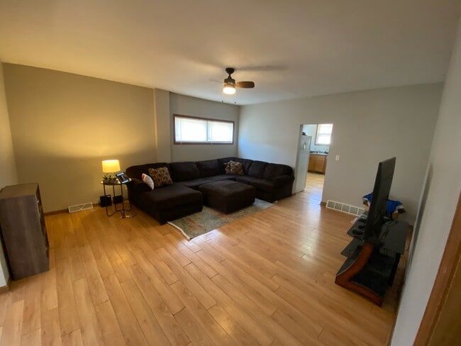 Building Photo - 1408 Oshkosh Ave