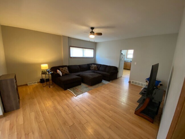 Foto del edificio - 1408 Oshkosh Ave