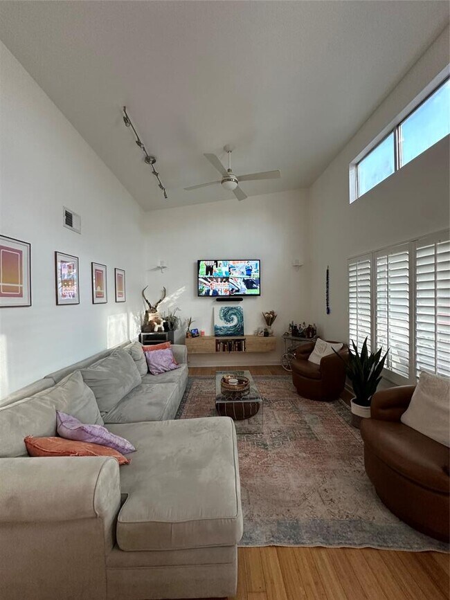 Foto del edificio - 2200 Dickson Dr