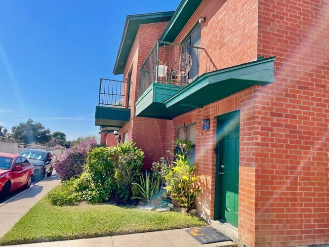 Foto del edificio - 8915 McPherson Rd